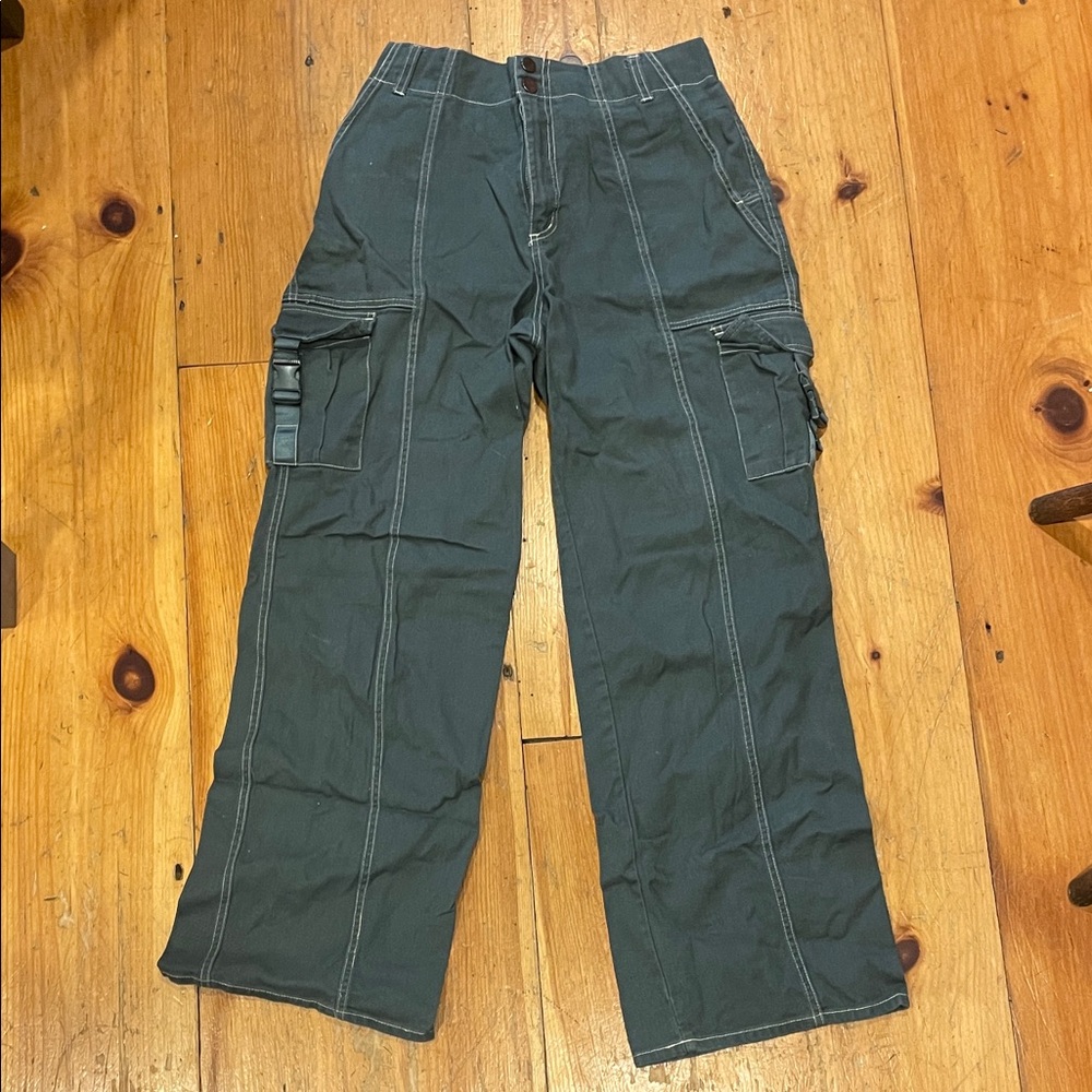 Women’s Cargo Pants in Dark Green